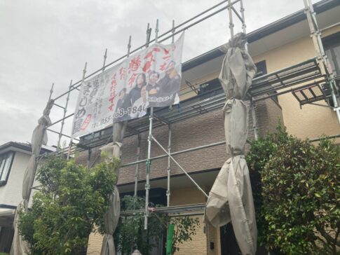 沼津市寿町・M様邸 ブラウンとアイボリーの外壁塗装後の外観（足場解体前）
