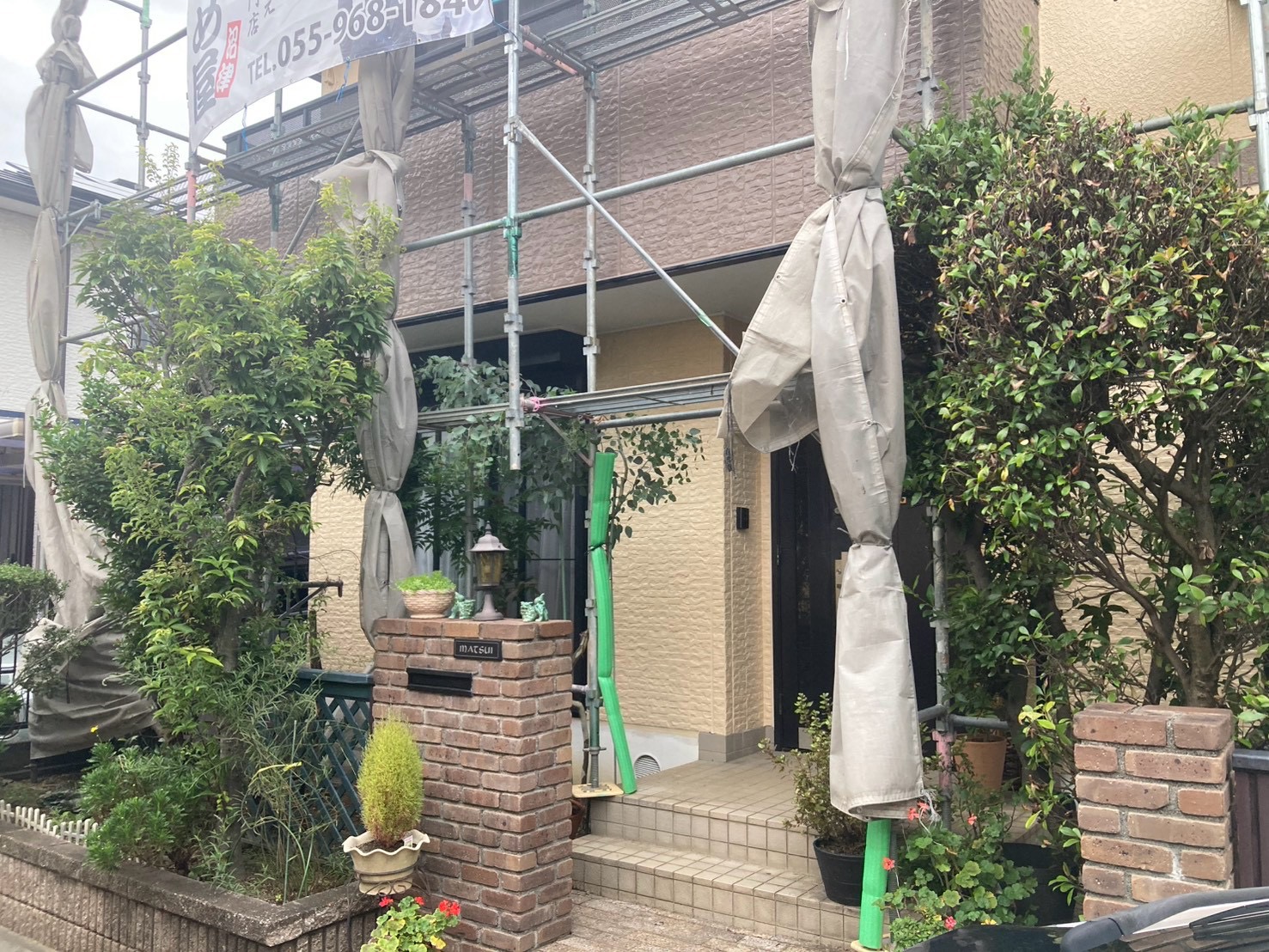 沼津市寿町・M様邸 施工後の玄関付近（足場解体前）